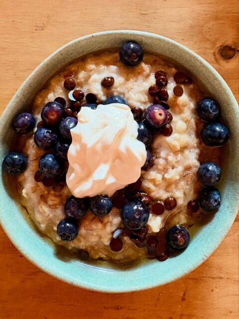 A zase raz kvasenie 🫧 

Asi nikoho, kto je na sociálnych sieťach neminul výraz “overnight oats”, teda ovsené vločky, ktoré sa pred konzumáciou namočia na noc do vody. 

Častokrát vidím, že ich ľudia dávajú na noc do chladničky. 

Fermentácia sa však deje pri 17-22C, takže ak chcete získať cenné probiotiká, nebojte sa nechať vločky fermentovať na linke. Baktérie a divoké kvasinky pracujú oveľa intenzívnejšie pri izbovej teplote. Lepšie sa rozkladá kyselina fytová a škrob sa predtrávi hlbšie

📌 Celý rozdiel je v teplote: v chlade ich namáčate, pri izbovej teplote fermentujete. 

Po namáčanní sú vločky len mäkké, po fermentácii je chuť komplexnejšia, štruktúra krémovejšia.

Ja mám rada svoju kašu horúcu, takže som si ju prehriala. Po odstavení kašu polejem v miske čakankovým sirupom, posypem horkou čokoládou a čučoriedkami. Pre extra dávku bielkovín pridávam grécky jogurt. Vynikajúca je aj verzia s karamelizovanými jablkami alebo makom a sušenými slivkami. 

Keďže ovsená kaša je pre mňa odjakživa sladké jedlo, na slanú verziu som si ešte netrúfla. Máte niekto skúsenosť? Mám prekonať predsudky a dať tomu šancu? 

#porridge #fermentation #tesmackydvor #food #cooking