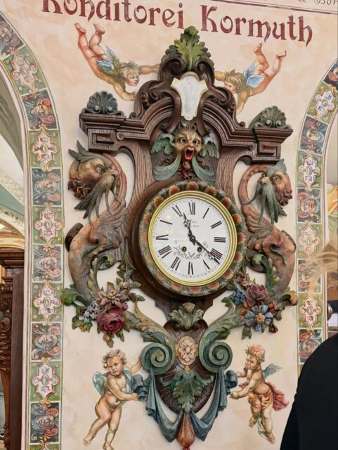 V nedeľu sme mali 12 výročie svadby, urobili sme si krásny výlet ❤️ Čo nás potešilo? 

1. Objavenie cukrárne @konditorei_kormuth. Nádherné priestory pripomínajúce v každučkim detaile rozprávkový palác, historický porcelán, kryštáľ potešia oči. Zákusky, likéry a káva sú skutočne mimoriadnej kvality.

2. Objavovanie dôverne známych miest, kam sme chodievali. Napríklad Pod Kamenným stromom, čo je klenbová pivnica z 13. storočia, kam sme zvykli chodiť na pivo Bernard a kopa ďalších miest plných našich spomienok. 

3. Spomenuli sme si, čo máme radi na výletoch do mesta - mier medzi ľuďmi všetkých národností, každých 5 metrov počuť iný jazyk. História, architektúra, umenie priltomné na každom kroku. Funkčná infraštruktúra, dostupnosť tovarov z celého sveta, dostupnosť služieb.

Je to malý zázrak a veľký úspech, že sa nám podarilo ukotviť náš spoločný život medzi dvoma svetmi. 

❤️ 🏡 ❤️ 🏫 ❤️

#bratislava #couple #marriage #love #blessed