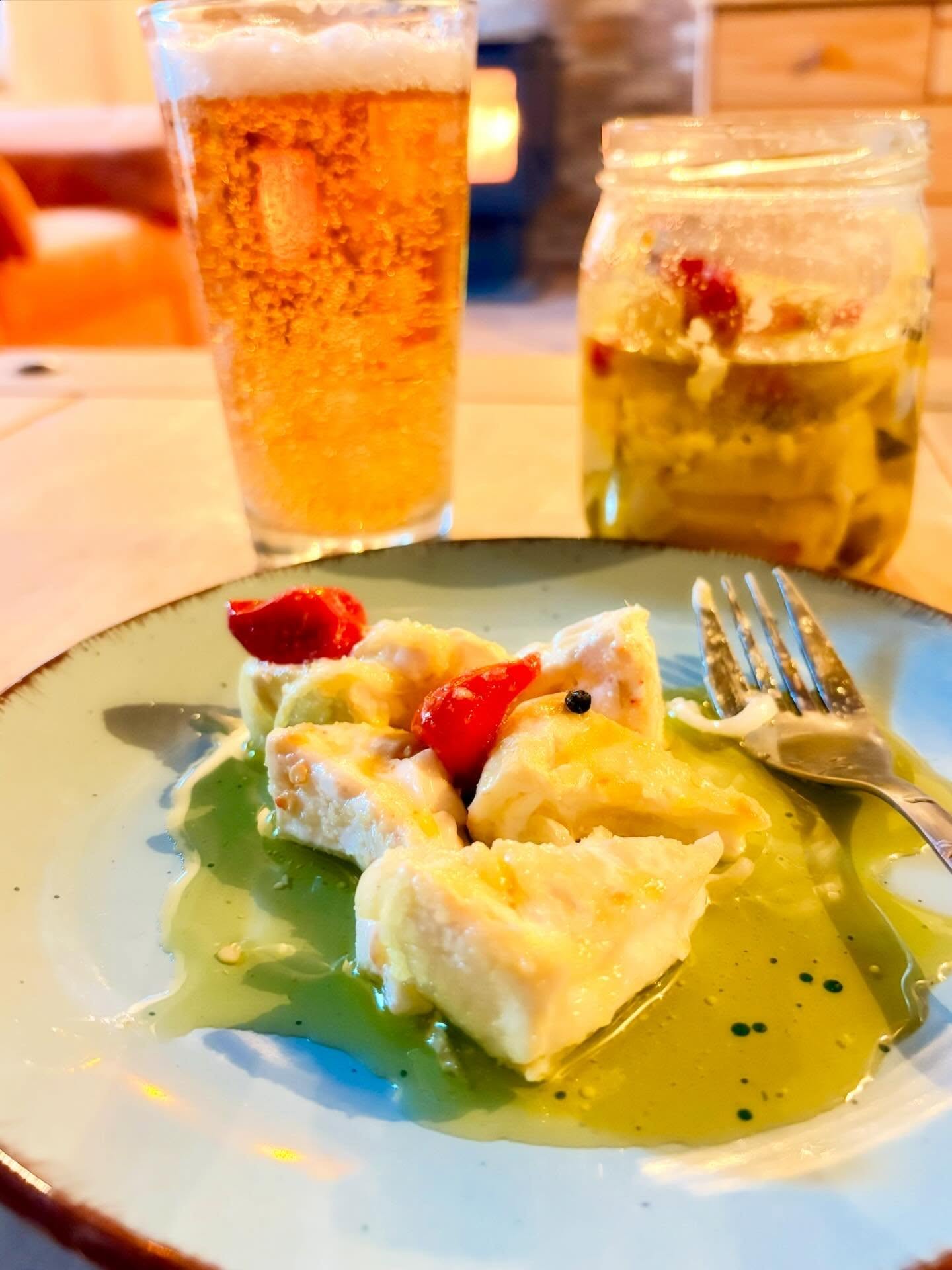 Toto som nejedla asi tak 100 rokov 🤤 

5 dní odležaný camembert bol ešte lepší ako som si ho pamätala. Už vôňa po otvorení pohára prezradila, že sa podaril.

Ako môže byť tak jednoduchá vec ako syr v oleji tak dobrá? 🥺❤️ A to ešte nehovorím o dokonalosti, keď sa k nemu pridá med a vlašské orechy 🌞

#food #gourmet #cheese #homemade #tesmackydvor