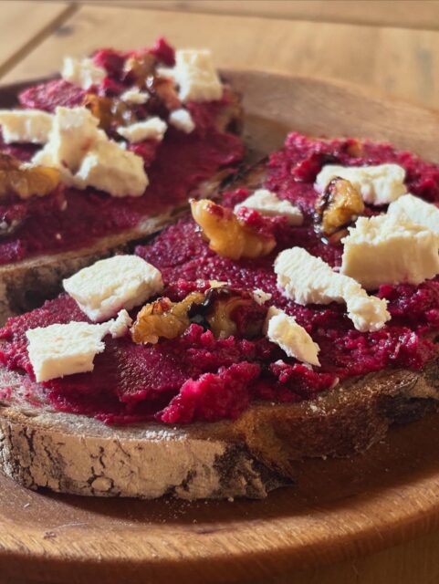 Z našej jarnej kuchyne 🌷 

Domáce jedlo neznamená hodiny v kuchyni. Pár minút navyše, bylinky zo záhona — a zrazu je jedlo zážitok. 

💜 Cícerový hummus s cviklou na kváskovom chlebe, dozdobený vlašskými orechami, fetou, pár kvapkami figovej emulzie a sézamovými semienkami 🧆 Rastlinné bielkoviny z cíceru, zdravé tuky z orechov a sezamu, a tá farba.

💛 Praženica na masle s čerstvou pažítkou a petržlenovou vňaťou na kváskovom chlebe 🌿🍳 Vajíčka dajú telu bielkoviny aj vitamín D, ale tú vôňu čerstvých bylín vám žiadny popis nevystihne. 🌱 Jar na tanieri, doslova.

🧡 Buddha miska 🥢🥕 Chudé bielkoviny, vláknina, vitamíny... Teplá mäkká ryža ako základ, jemná chrumkavá sladká mrkva, šťavnaté kuracie kúsky a pak choy, ktorý osviežuje jemnou horčinkovou bodkou. Každá zložka zostáva sama sebou — nič sa nestratí, všetko cítiť. Teplé aj studené, mäkké aj chrumkavé, sladké aj slané. 

Jar je tu 🌱 síce ešte studená, ale už prináša prvé farby do života aj na tanier 💃

Dobrú chuť 🌞