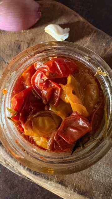 Poznáte konfitované paradajky? Pre mňa je to top úprava - minimum práce, maximum efekt. A naviac, účinná látka lykopén sa uvoľňuje práve ich prevarením, takže win-win. 

Internety píšu, že lykopén je silný prírodný antioxidant (karotenoid) v paradajkách, ktorý chráni pred rakovinou, srdcovými chorobami a UV žiarením. Najvyššiu koncentráciu má v tepelne upravených paradajkách (pretlak, omáčky) a v červených, zrelých plodoch. Pre lepšie vstrebávanie sa odporúča konzumovať s tukmi.

Ja som dnes kúpila záhradný substrát, mám niekoľko druhov semienok paradajok a ide sa na vec 💪🌱. Až sa urodia tisíce malých paradajok, presne viem, čo s nimi urobím 👌

Poviem vám, že tie sladučké paradajky poliate olejom, s cesnakom a soľou sú samé o sebe niečo, čo chcete jesť veľkou lyžicou každý deň.

#spozaplota #tesmackydvor #food #recept #garden