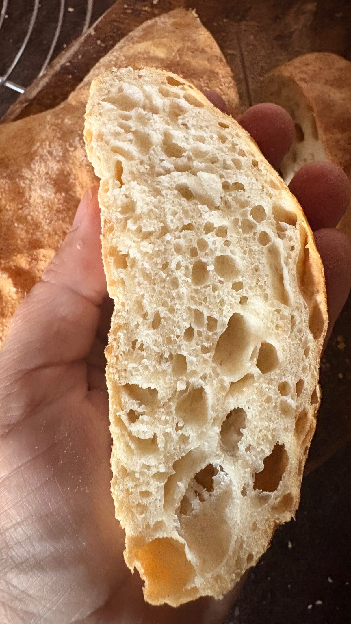 Premýšľate o tom, že sa odsťahujete z mesta na dedinu a budete mať pokoj? Čo keby som vám povedala, že len vymeníte problémy, ktoré vás štvú dnes, za nové?
Obchod, ktorý nie je vôbec. Je ďaleko, alebo si treba objednať deň vopred. Strategické zásobovanie v praxi. Na dovolenke sranda, každú sobotu … vlastne tiež.