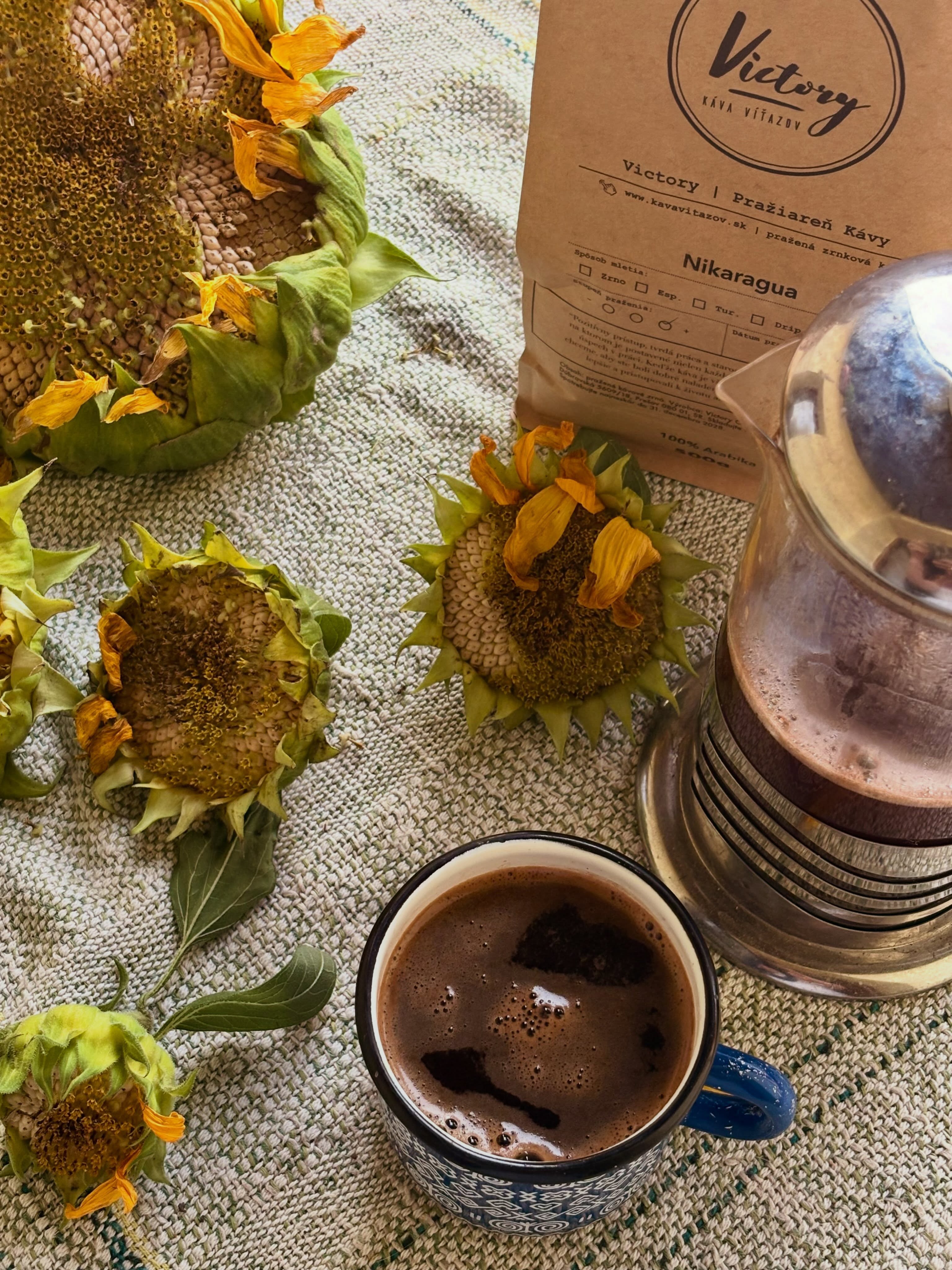 ☕🌻 Slnečnice sklonili hlavy plné semienok. Pamätám si na deň, keď som ich sadila a pamätám, ako rástli počas leta, ktoré bolo príliš horúce na to, aby platili akékoľvek pravidlá. A práve v tom rozohriatom chaose sa mi v hlave zrodil plán - čo semienko, to myšlienka, spolu tvoria kvet.

Leto sa láme do jesene. Aj vy tak milujete chladné augustové rána? Možno je to pocit zakódovaný od detstva, že jeseň prináša nepopísané zošity, neprečítané knihy, plné perá, ostré pastelky a  skúšky, po ktorých budeme na seba hrdí. Vo vzduchu visí dážď a veľké očakávania.

Jeseň, vitaj. Mám na teba kávu, kopu kníh … a plán práce 😁

.
.
.
.
.
☕️ od @praziaren.victory 🏆 Najobľúbenejšia káva na Tešmackom dvore s najfantastickejším zákazníckym servisom. No colab. Jednoducho túto kávu máme radi.