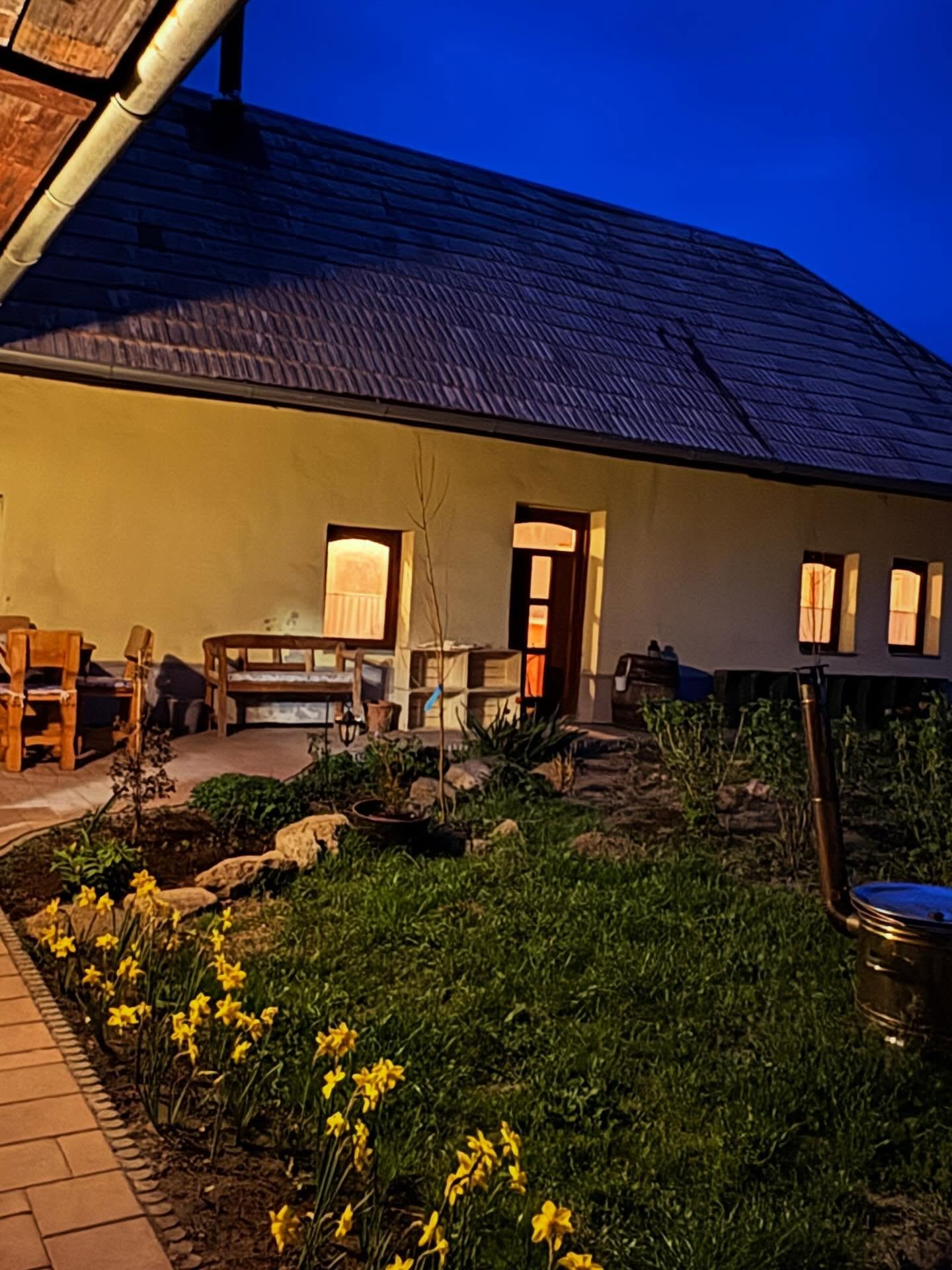 Je to podivuhodné zamyslieť sa tak nad starými časmi, ale keď si to dôkladne rozmyslíme, vysvitne, že minulosť predsa nie je ohradená nejakým plotom alebo múrom. V myšlienkach sa dá ísť dozadu a prežiť všetko ešte raz, keď to chceme a dobre si na to spomenieme. (Richard Llewellyn: Bolo raz jedno zelené údolie)

Archív Spoza plota 🌜 https://www.spozaplota.sk/bolo-raz-jedno-zelene-udolie/

#memories #dream #home #tesmackydvor #lubihegy