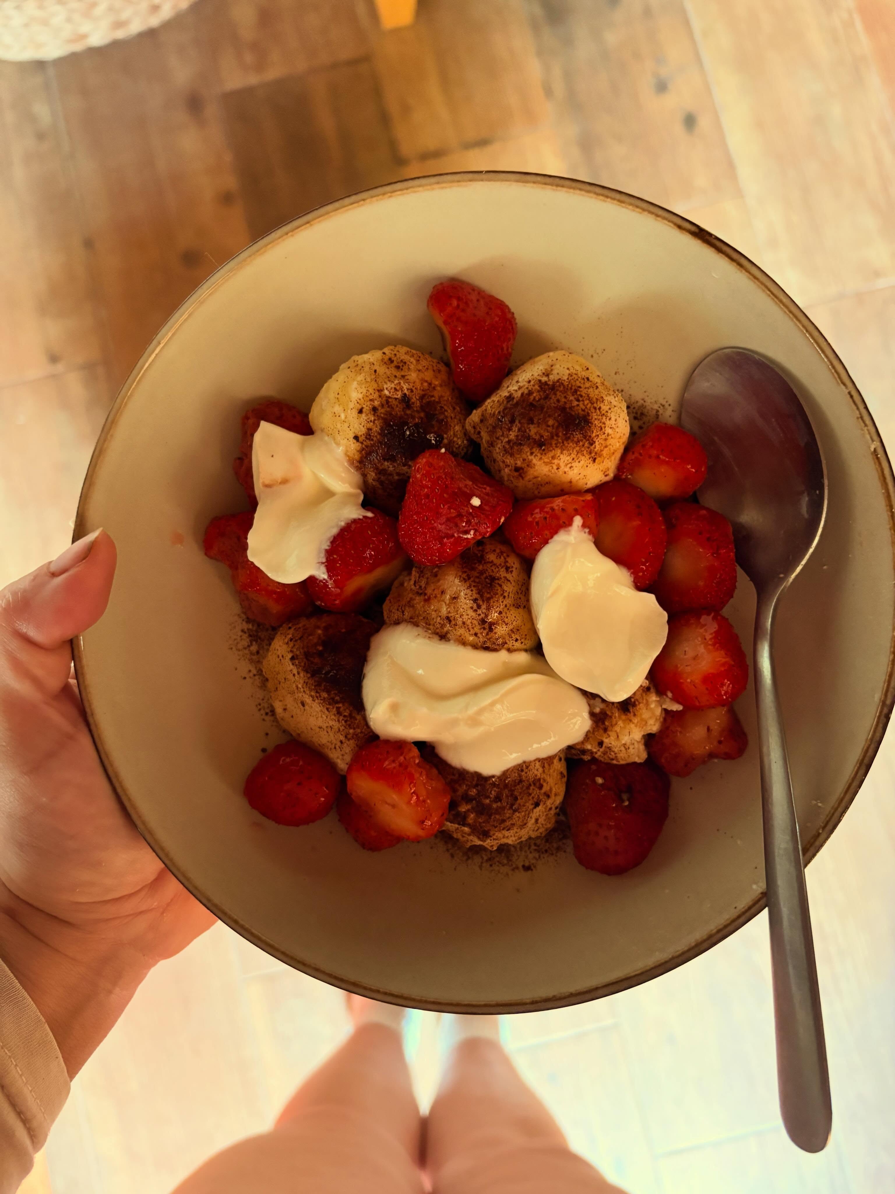 Naozaj super jedlo do horúčav: tvarohové knedlíky s ovocím 🍓🍑🍒🫐 Ochladí, zasýti, poteší. Hotové tak rýchlo, koľko trvá než zovrie voda ⏳

PS.: Áno, mám pyžamo s dlhým rukávom a ponožky 😅 jednak sa mi podarilo ochorieť a na rozdiel od 99,9% ľudí mnou včera triasla zimnica, jednak máme doma zimu 😂🥶

#cook #food #summer #heat #tesmackydvor