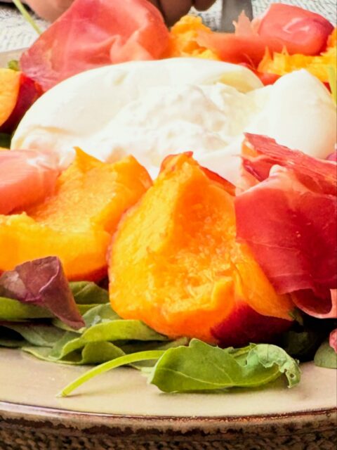 Broskyne, jamón a buratta na šalátových listoch, k tomu olivové ciabatta rohlíky. Viac netreba 🌞 

Milujem leto na juhu ❤️

Ale je tu niečo silnejšie ako ja. 

Strašne mi chýbajú Tatry a ten pocit, keď ma zamrazí realita toho, že na tie isté hory pozerali celé generácie mojich predkov, že ich majestátna silueta ich sprevádzala pri všetkom, čo robili.

Z toho mála čo viem, sa ako zlatá niť ťahá jeden odkaz:  potrpeli na domácu stravu z kvalitných, neanonymných surovín, pokiaľ možno z vlastnej záhrady. 

(Prisahám, nikto nevedel rozprávať tak podrobne o mäse od rôznych mäsiarov ako môj otec! O pečení mäsa na sekundy a stupne Celzia presne ani nehovoriac. Nezabudnem, ako sa vracal na jeden salaš, stále si objednal ten istý guláš a pomaličky ho prevaľoval v ústach, až kým neprišiel na to, čo je tá jedna vec, ktorá ho robí výnimočným.)

Ani neviem kedy som prevzala štafetu. Osudu človek neutečie. Ale nesťažujem sa. Pravdupovediac, nemenila by som. Azda len štipku striedmosti mi mohli prihodiť na cestu životom.